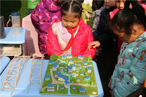 孩子们欣赏建筑模型